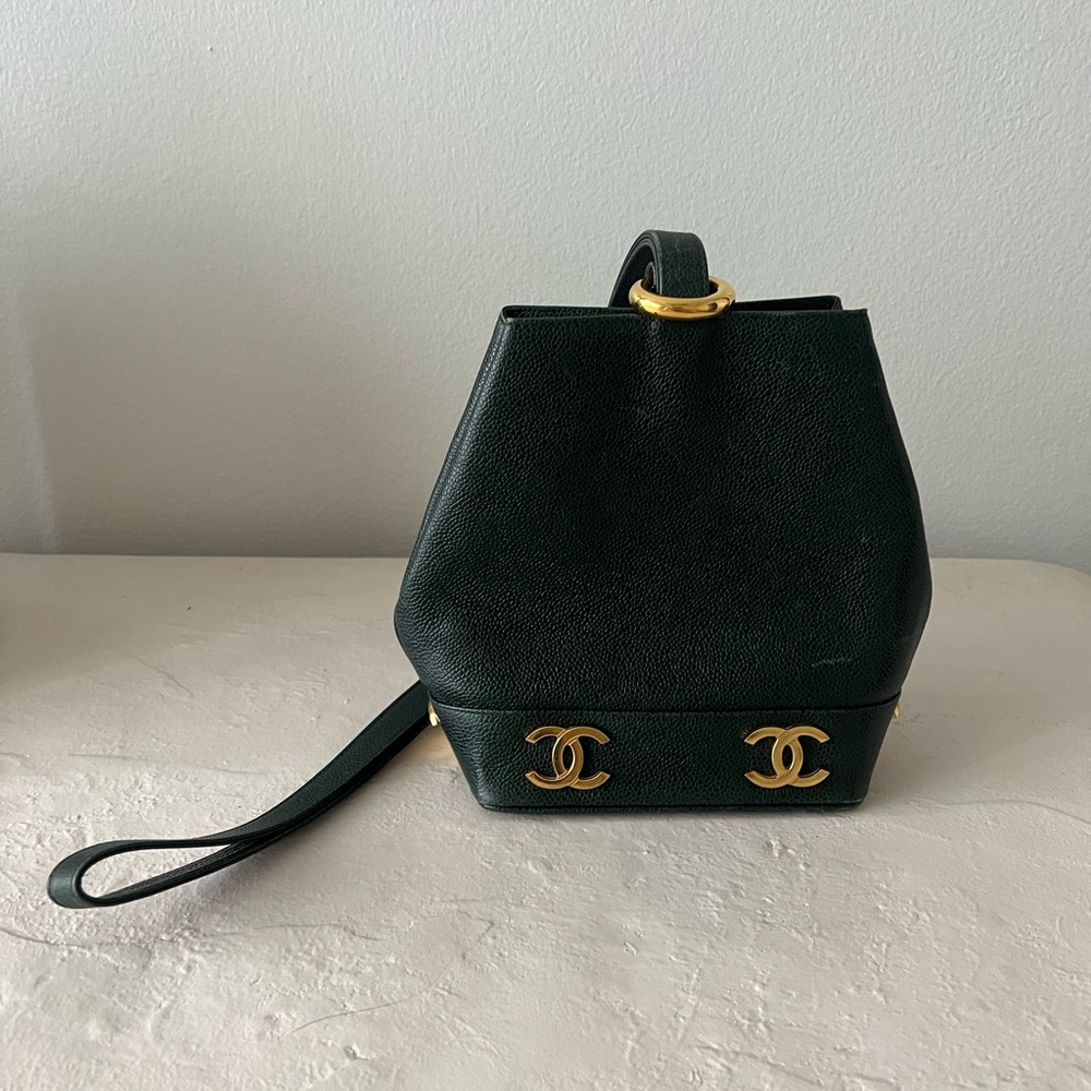 Rare Vintage Chanel Emerald Green with Gold Bucket Bag with Iconic Design - Picture 2 of 11
